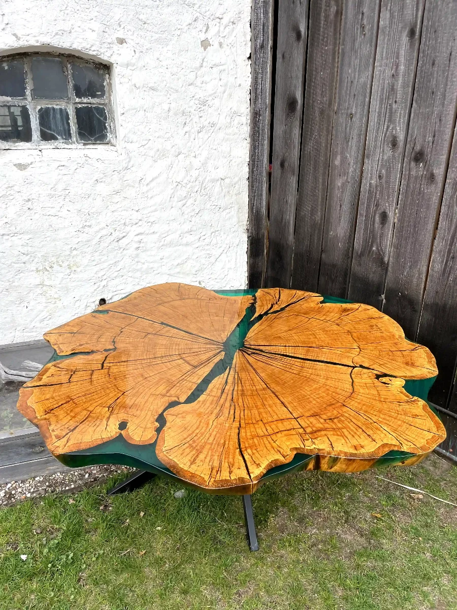 stół jadalniany z dębu z zieloną żywicą epoksydową na metalowych nogach zabezpieczony lakierem w połysku