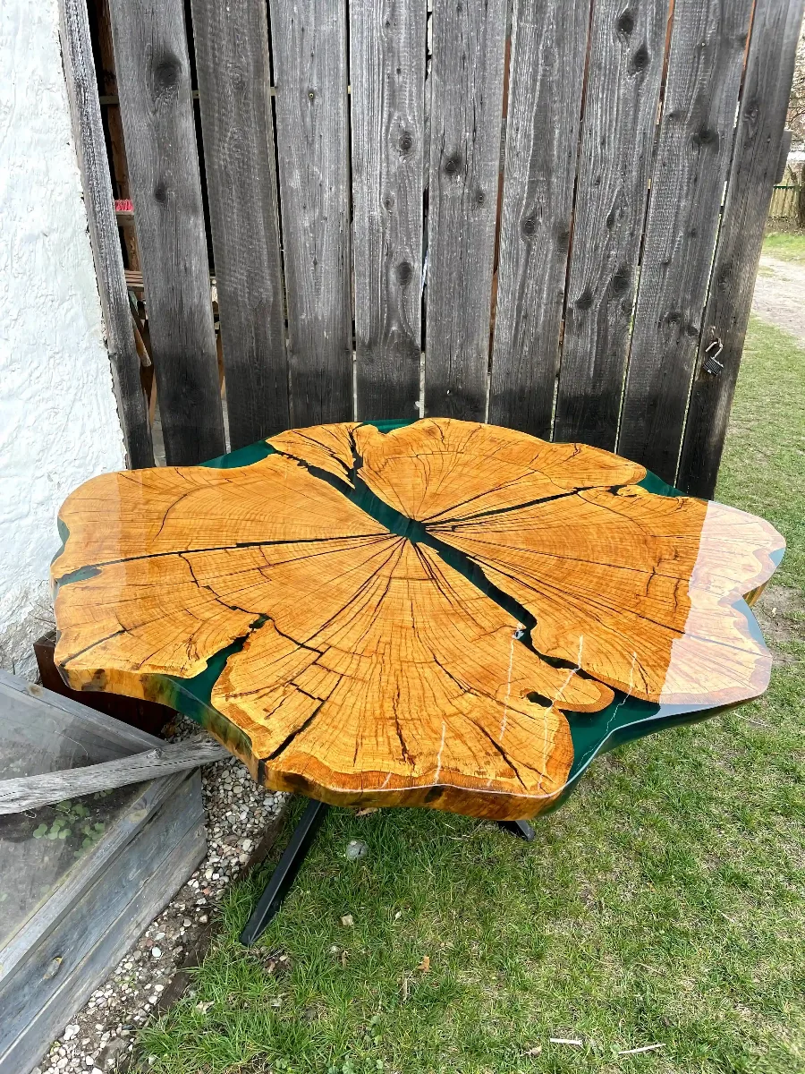 stół jadalniany z ogromnego plastra dębu z zieloną żywicą epoksydową na metalowych nogach zabezpieczony lakierem w połysku