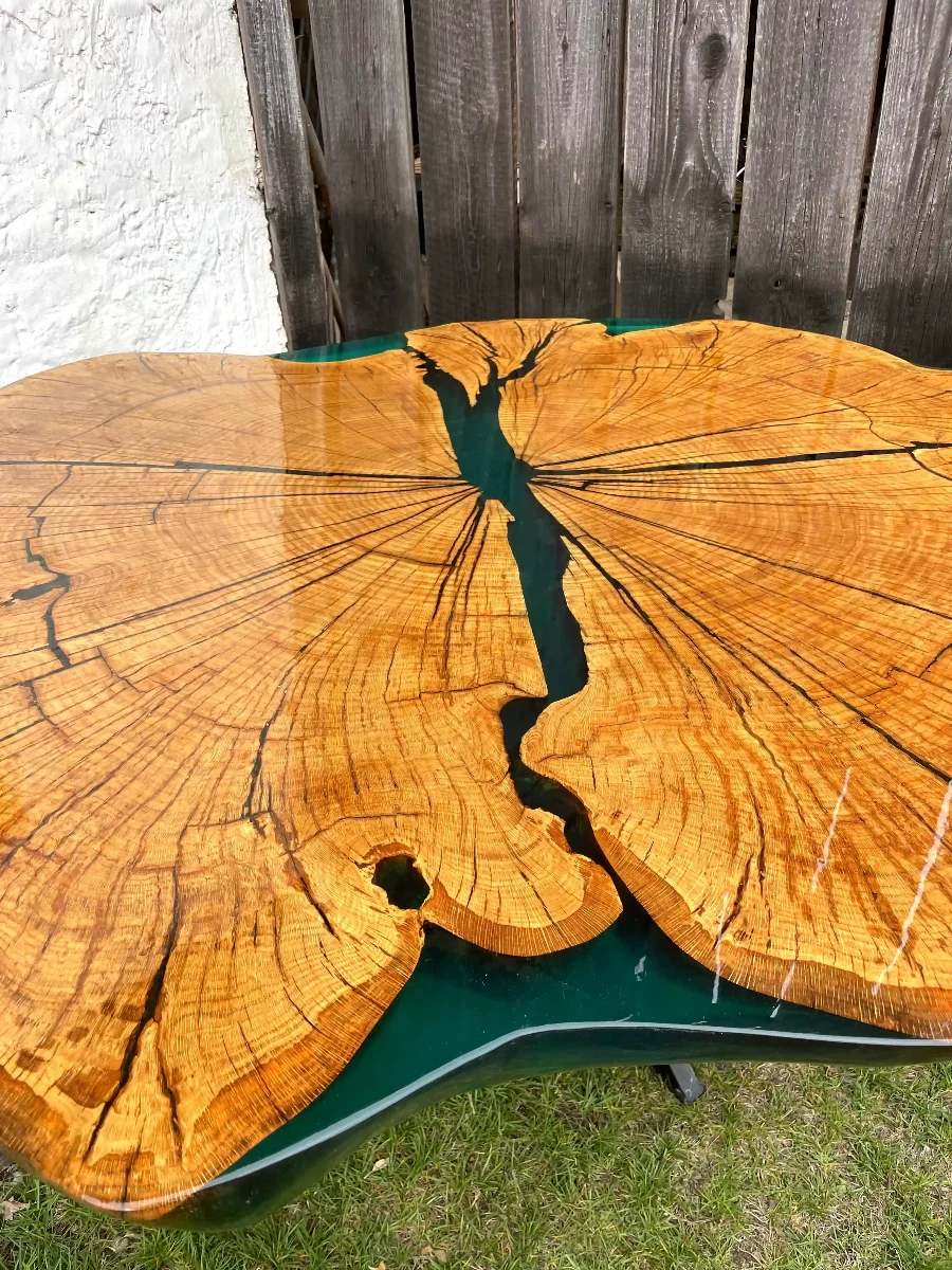 stół jadalniany z ogromnego plastra dębu z zieloną żywicą epoksydową na metalowych nogach zabezpieczony lakierem