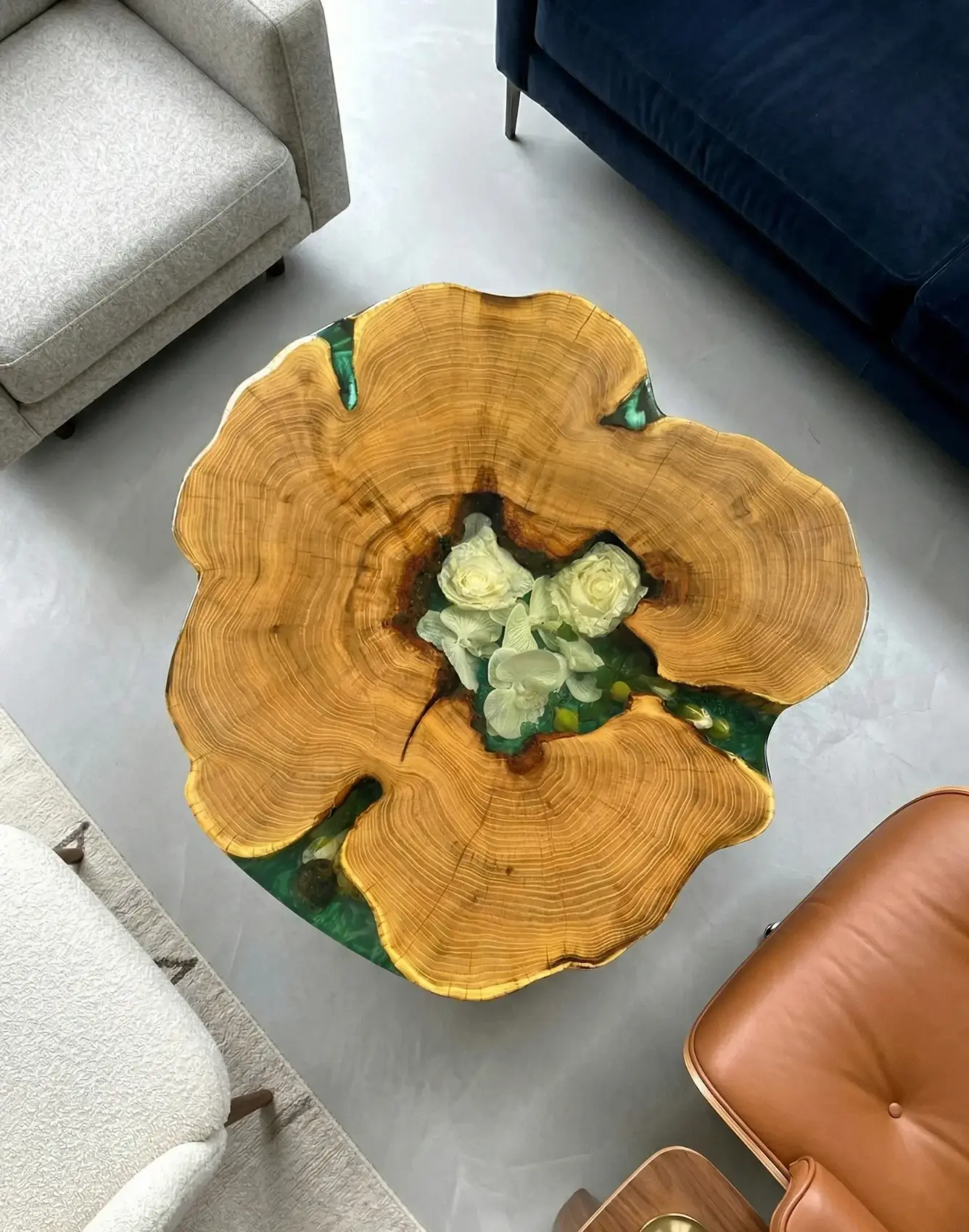 stolik kawowy z nieregóralnego plastra akacji z żywicą i roślinami z bukietu ślubnego