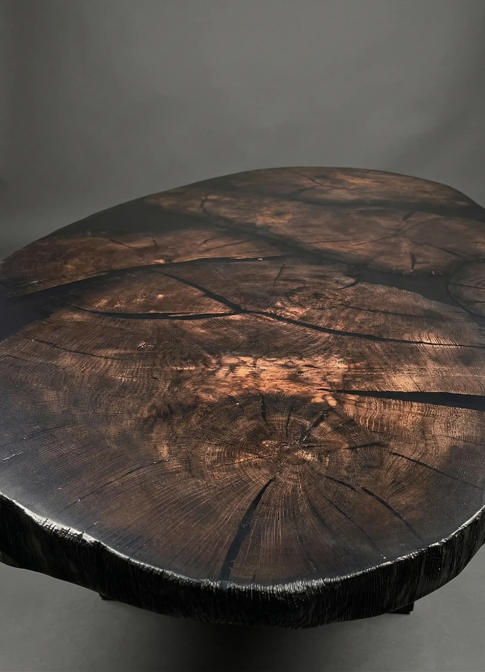 stolik kawowy z czarnego dębu z naturalną krawędzią, nieregularny