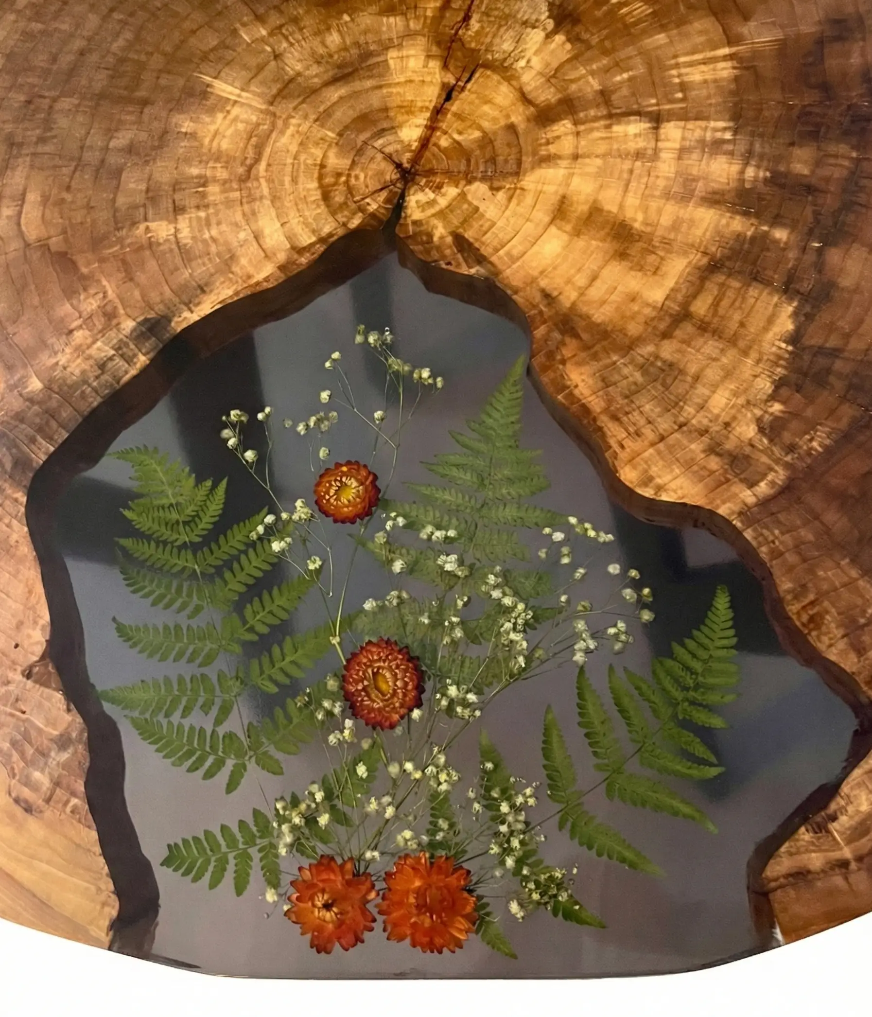 stół jadalniany z topoli z roślinami zatopionymi w żywicy epoksydowej zabezpieczony olejem naturalnym