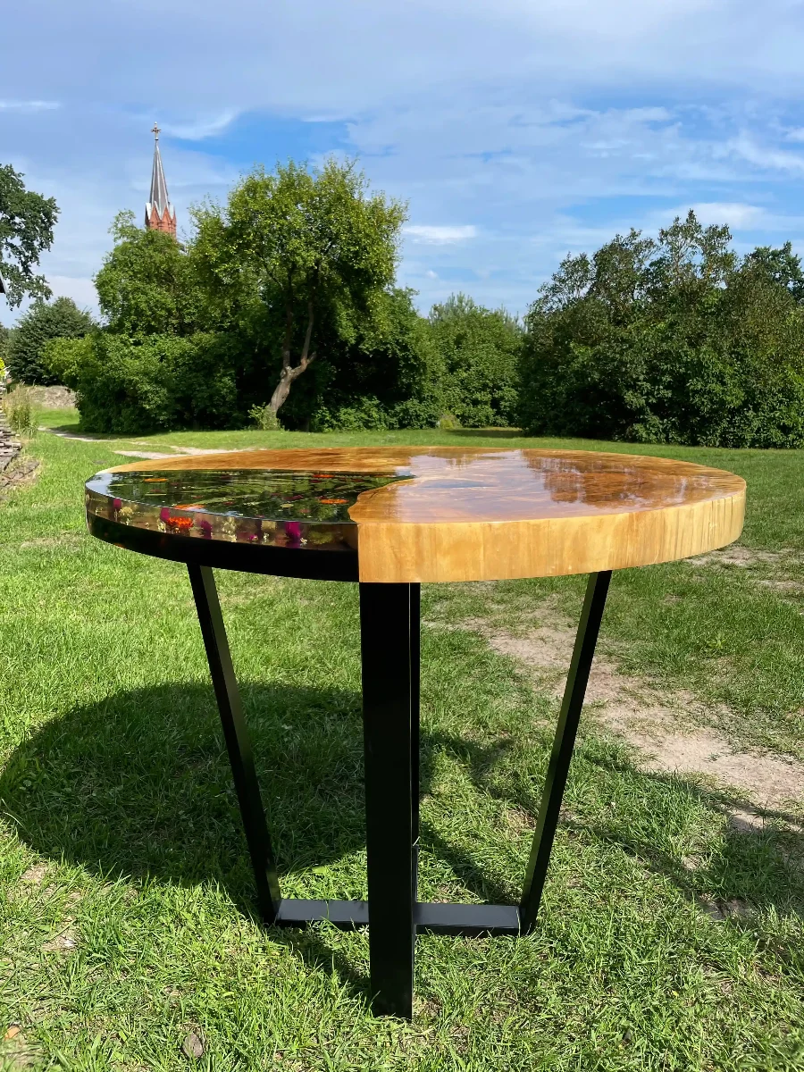 stół jadalniany z plastra topoli z motywem roślinnym zalanym w żywicy epoksydowej na metalowych nogach zabezpieczony lakierem w połysku