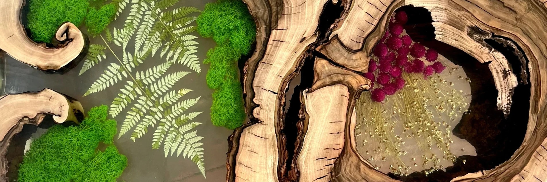 stolik kawowy z orzecha włoskiego z dwoma różnymi motywami roślinnymi zatopionymi w żywicy