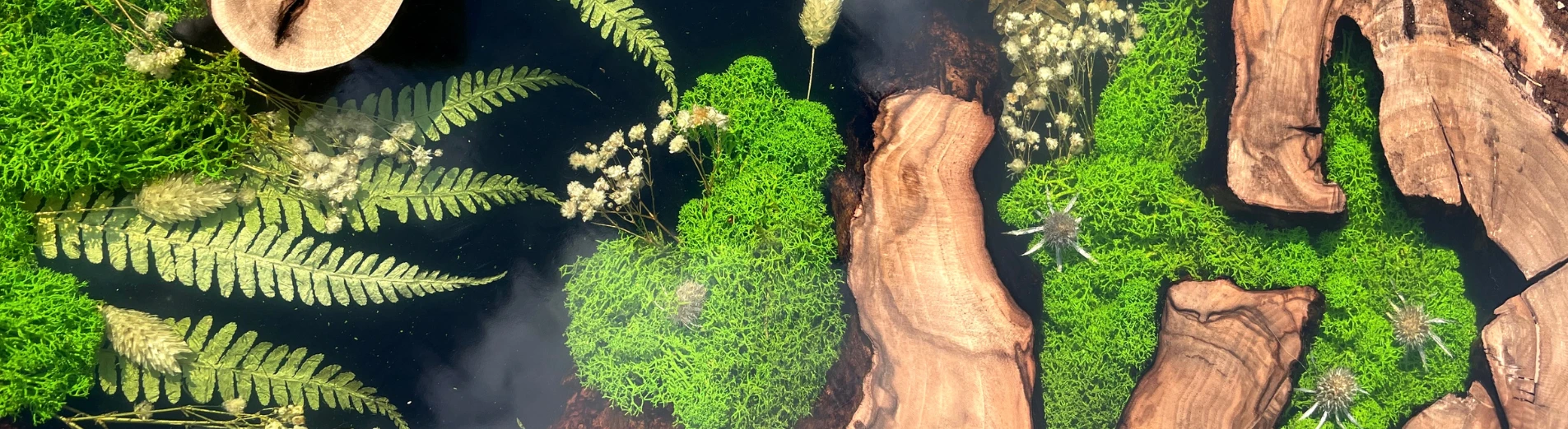 przybliżenie na stolik kawowy z orzecha włoskiego z motywem roślinnym zalanym w żywicy epoksydowej