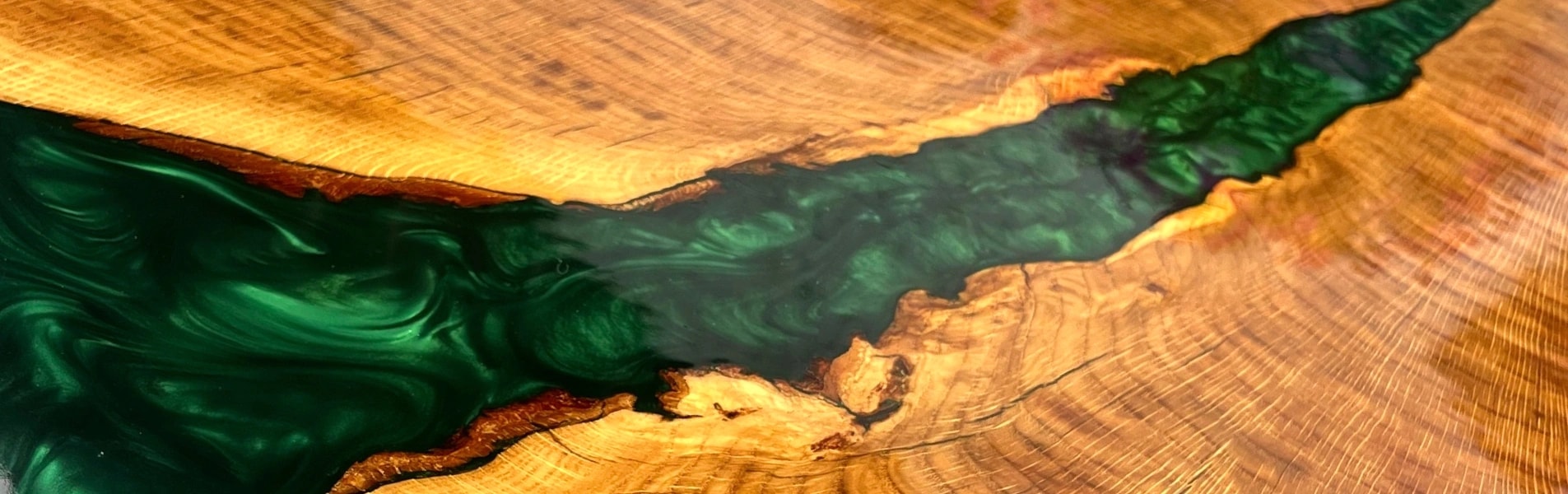 ogromny stół dębowy z zieloną, perłową żywicą epoksydową
