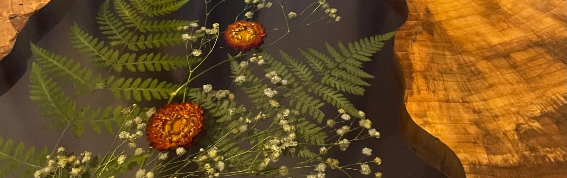 stół jadalniany z plastra topoli z roślinami zatopionymi w żywicy epoksydowej zabezpieczony olejem naturalnym na metalowych nogach