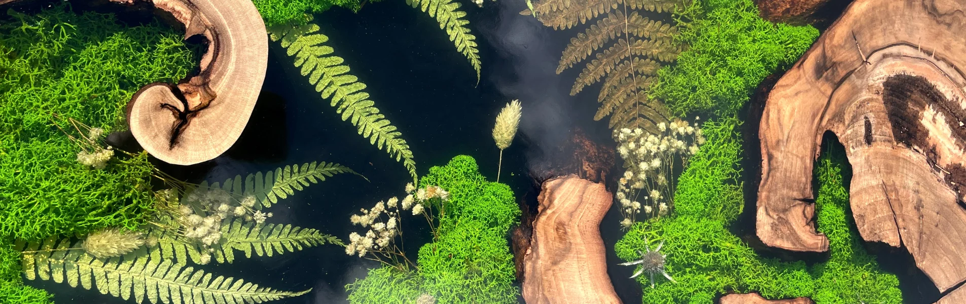 stolik kawowy z motywem roślinnym uwieczionym w żywicy w plastrze dębu