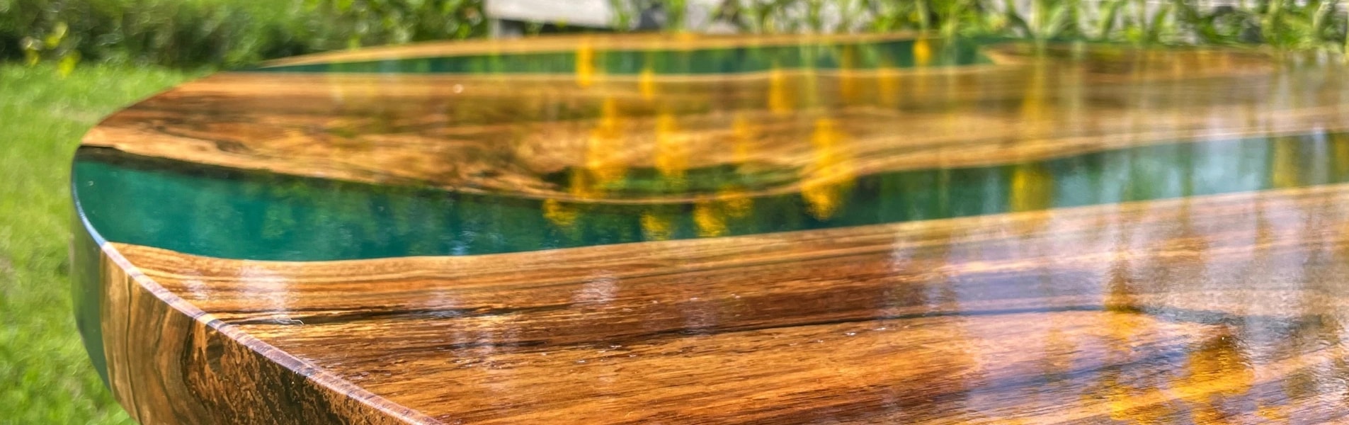 stół jadalniany z orzecha włoskiego w połączeniu z turkusową żywicą epoksydową na metalowych nogach zabezpieczony lakierem w połysku