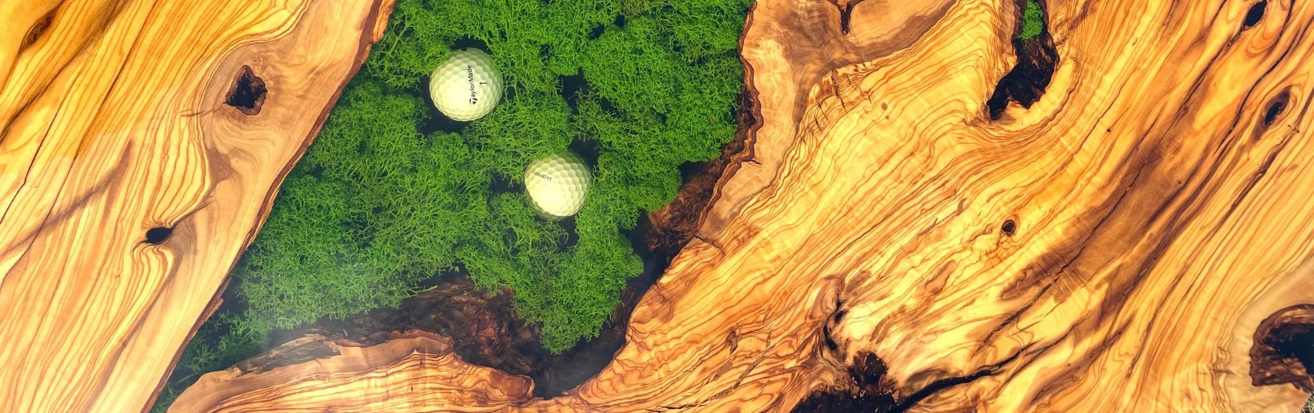 Stół jadalniany z drewna oliwnego z motywem golfowym w żywicy