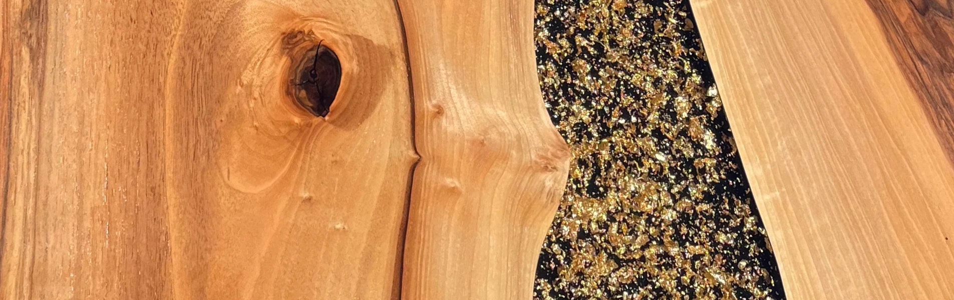 stół jadalniany w stylu river table z drewna orzecha włoskiego z zatopionymi płatkami złota