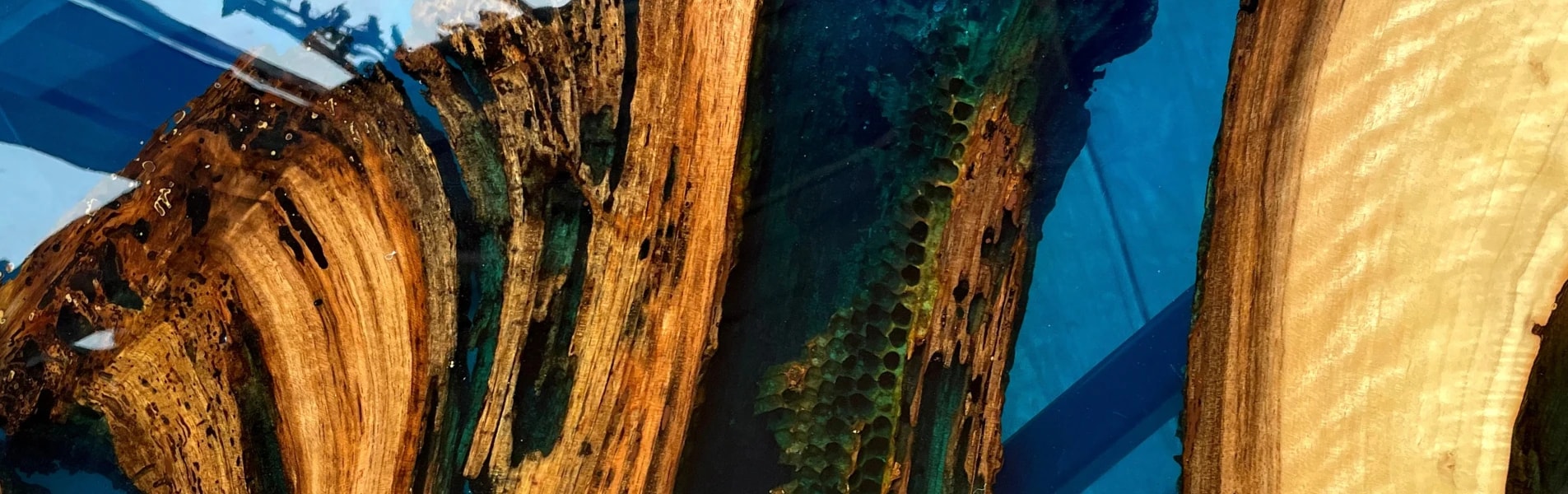 stolik z orzecha włoskiego z niebieską transparentną żywicą na metalowych nogach