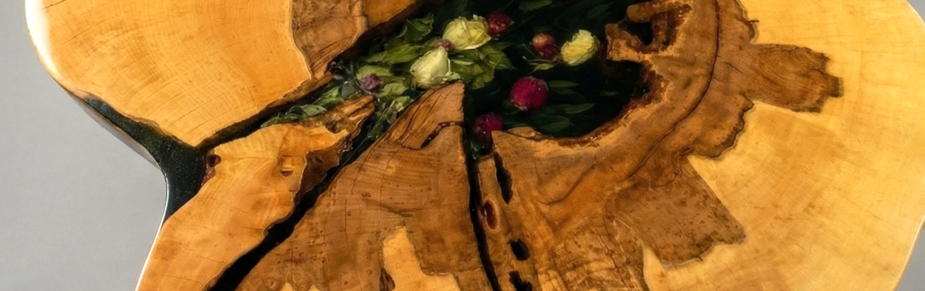 stolik kawowy wykonany z plastra jabłonki z motywem roślinnym zatopionym w żywicy epoksydowej