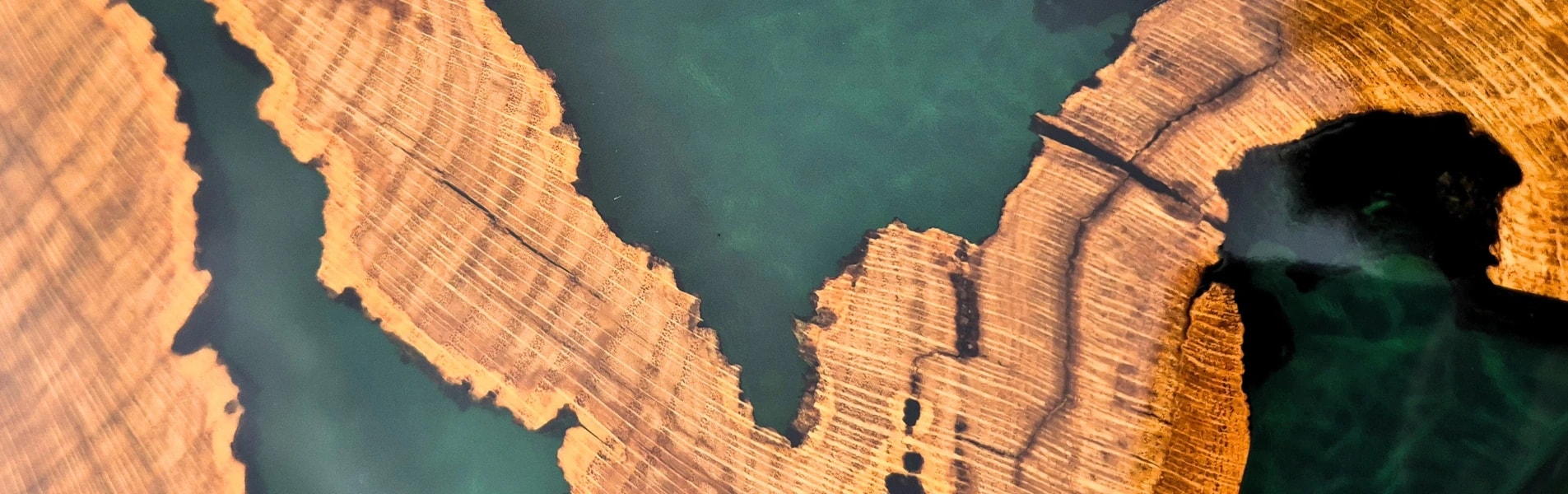 stolik kawowy z plastra dębowego z zieloną żywicą epoksydową na metalowych nogach zabezpieczony lakierem w połysku