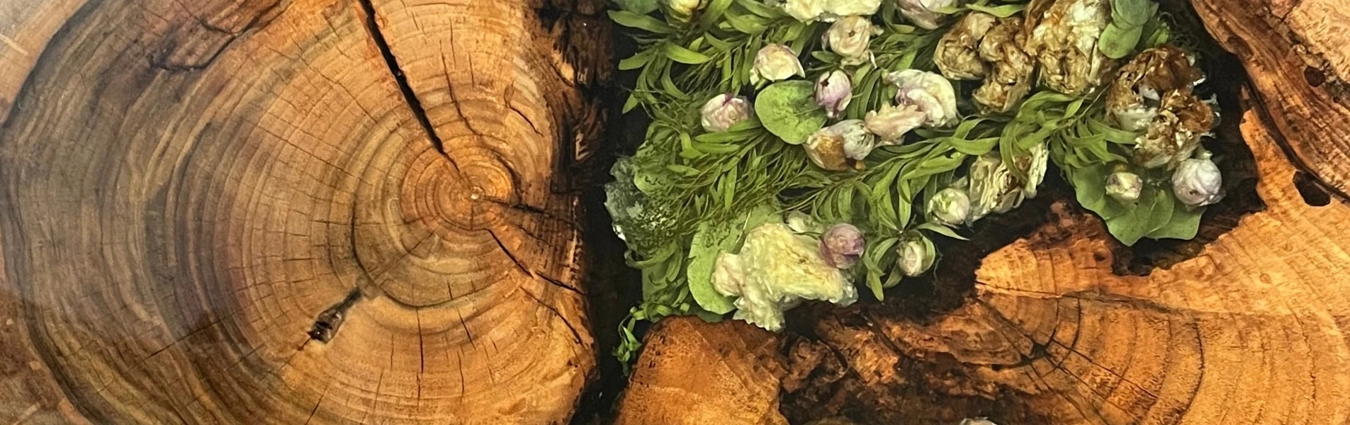 stolik kawowy z plastra orzecha włoskiego z bukietem ślubnym zatopionym w żywicy epoksydowej na metalowych nóżkach zabezpieczony lakierem w połysku