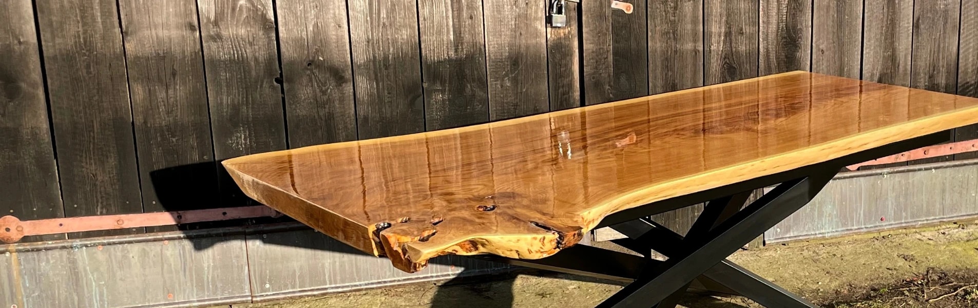 stół jadalniany z monolitu dębowego z naturalną fakturą drewna zabezpieczony lakierem w połysku na metalowych nogach w kształcie X