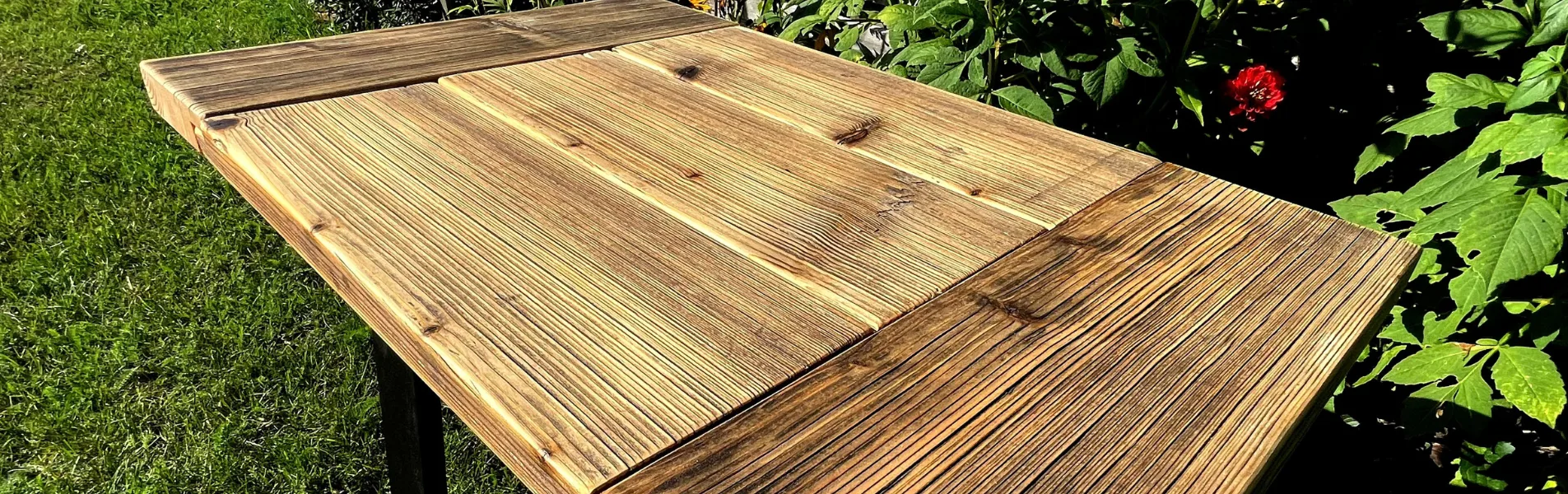 stolik kawowy wykonany ze starych świerkowych desek