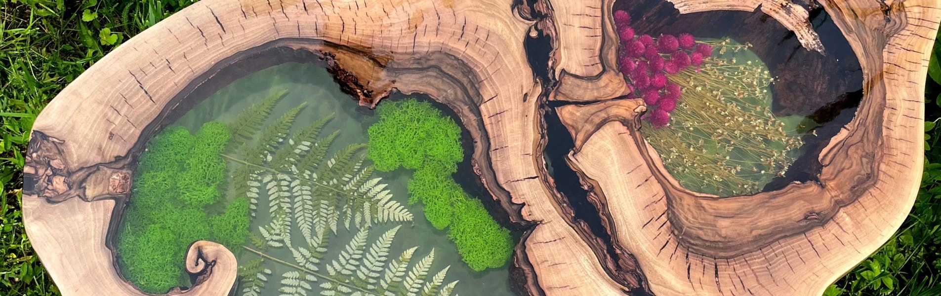 stolik z plastra orzecha włoskiego z dwoma motywami roślinnymi w żywicy