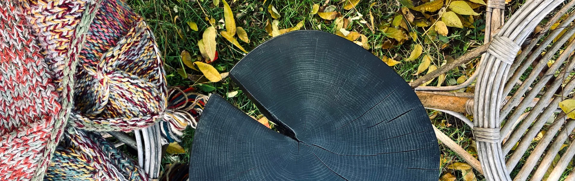 stolik kawowy z dębu przypalany na metalowych nogach