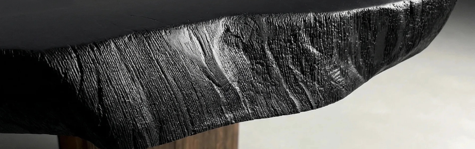 stolik z naturalną krawędzią - naturalny oflis, drewno czarnego dębu, dąb kopalniany, meble na wymiar