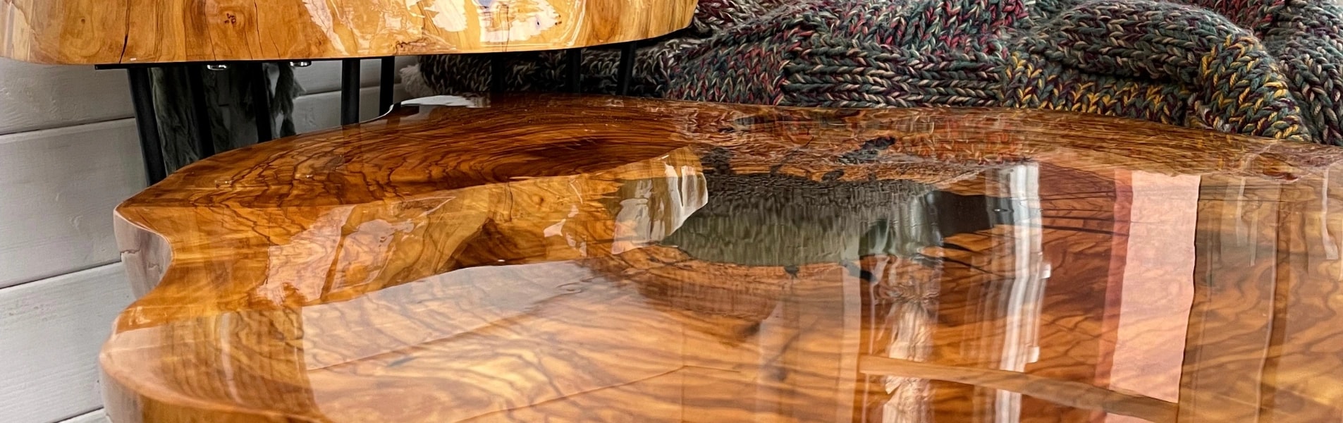 komplet stolików kawowych z drewna oliwnego z przeźroczystą żywicą zabezpieczone lakierem