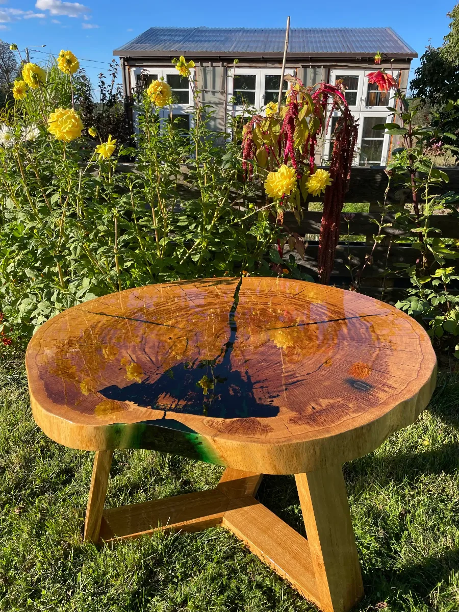 stolik kawowy dębowy z zieloną żywicą epoksydową na drewnianych nogach