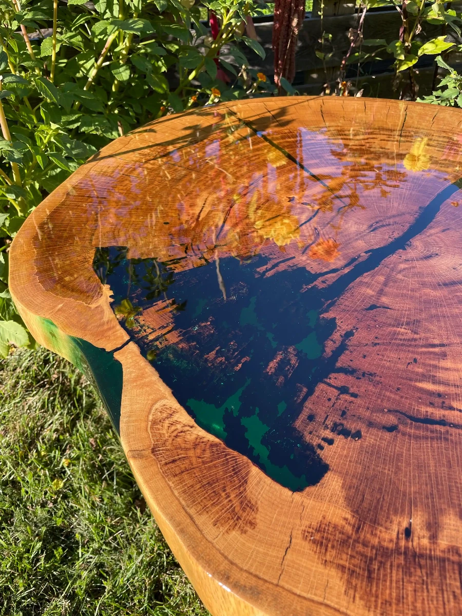 stolik kawowy z plastra dębowego w połączeniu z zieloną żywicą epoksydową