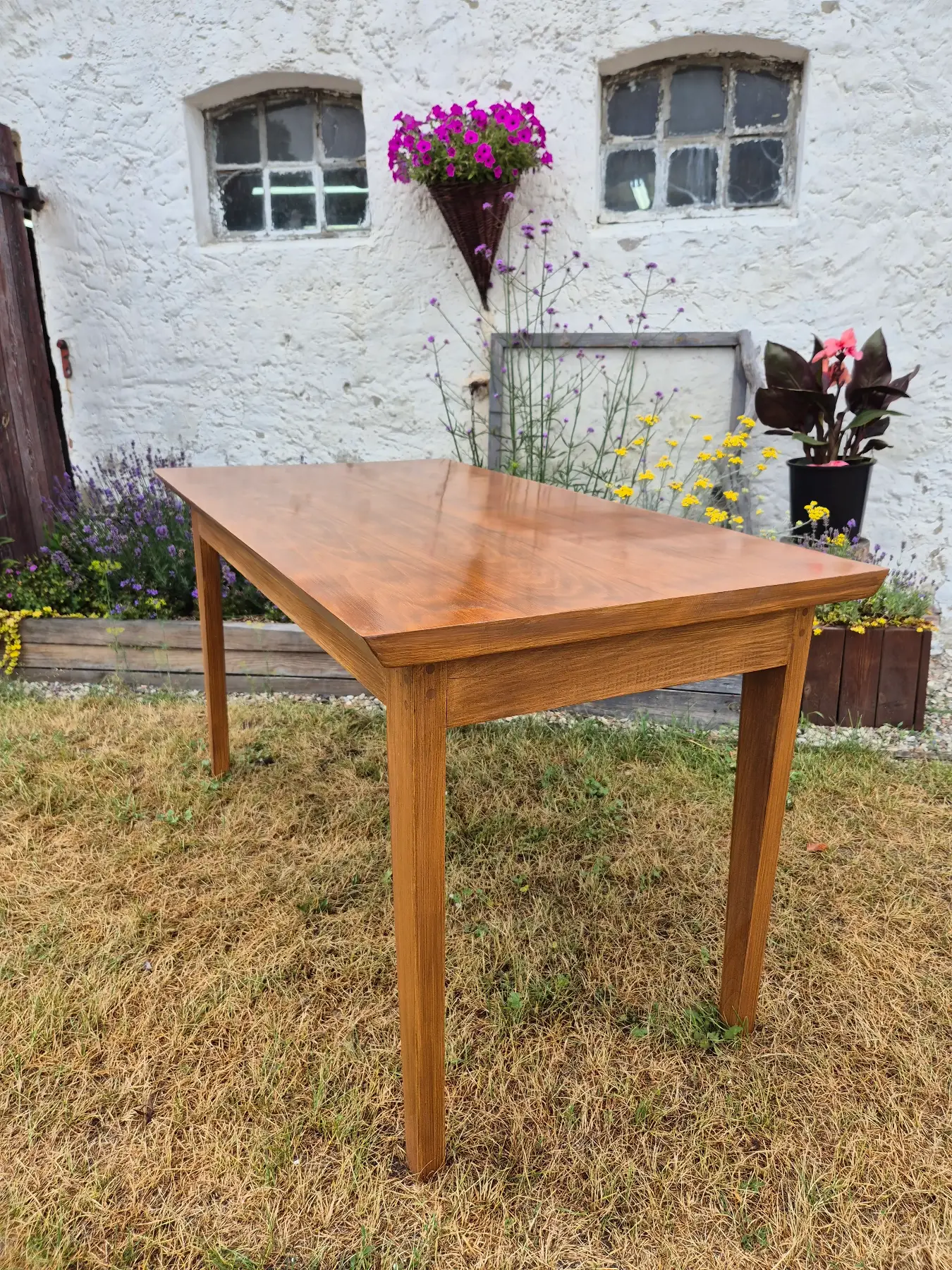 rozkładany stół jadalniany wykonany z bukowych desek