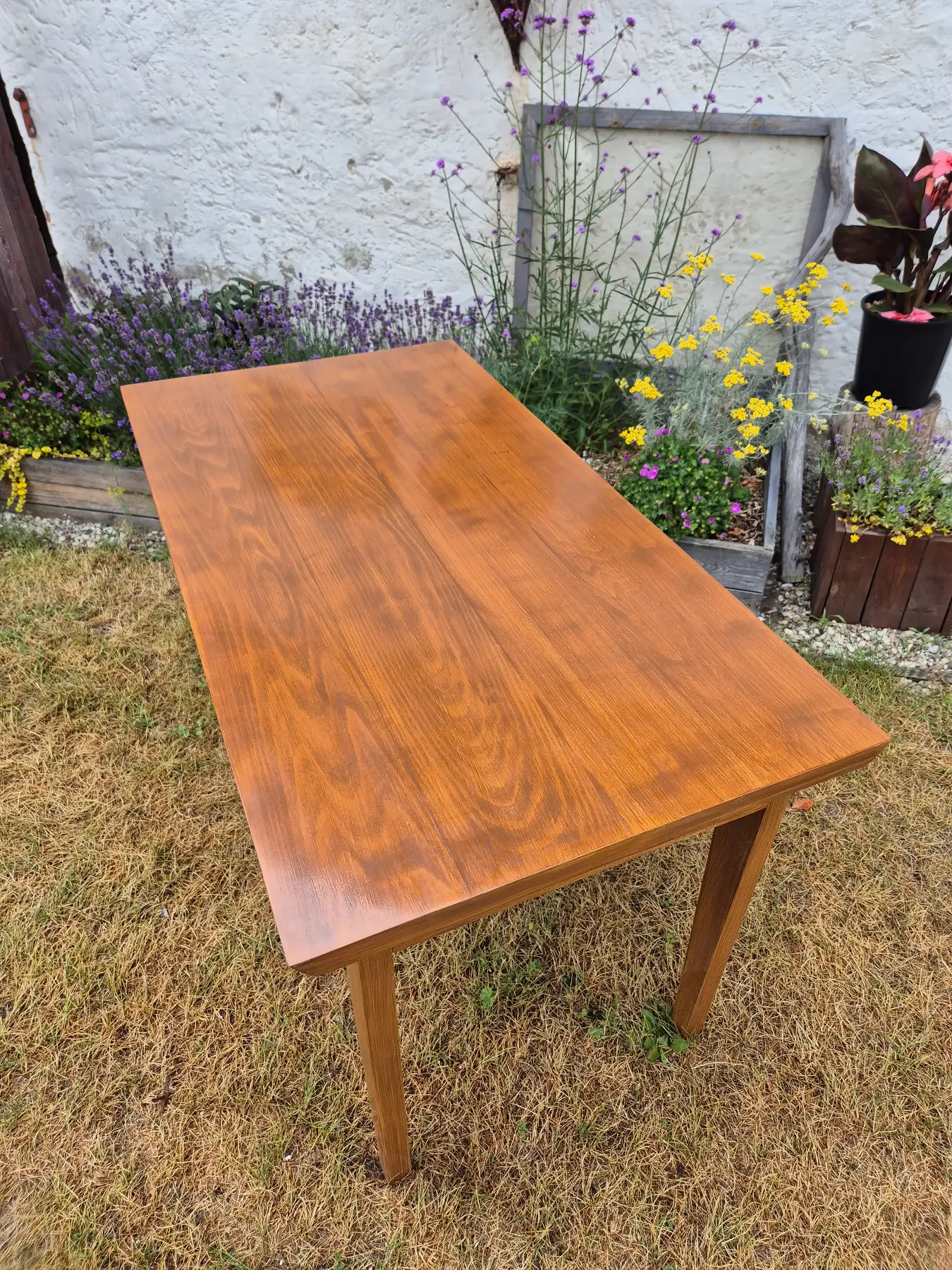 stół rozkładany wykonany z drewna bukowego z dostawką z boku zabezpieczony twardym woskiem olejnym