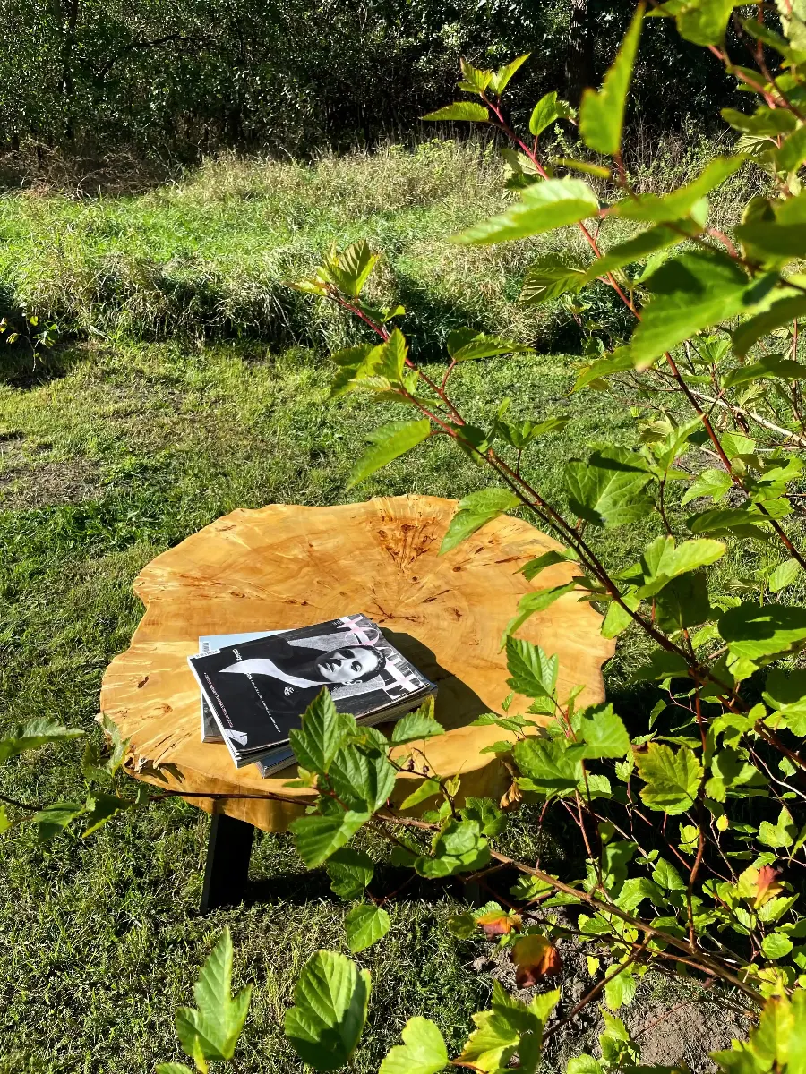 stolik kawowoy z czeczoty topoli na metalowych nogach