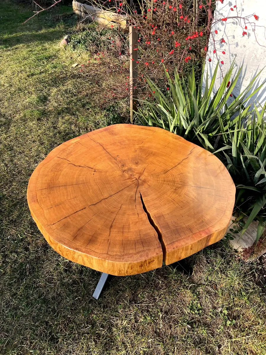 stolik kawowy z plastra drewna czerwonego dębowego z metalowymi nogami