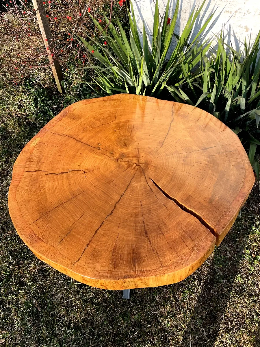 stolik kawowy z litego drewna czerwonego dębu z metalowymi nogami ze szczeliną