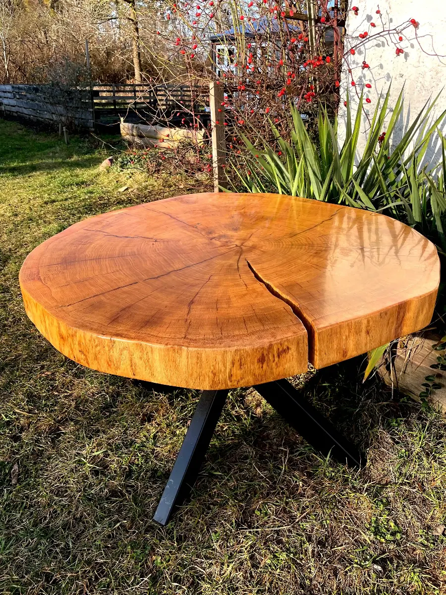 stolik kawowy z plastra czerwonego dębowego z metalowymi nogami