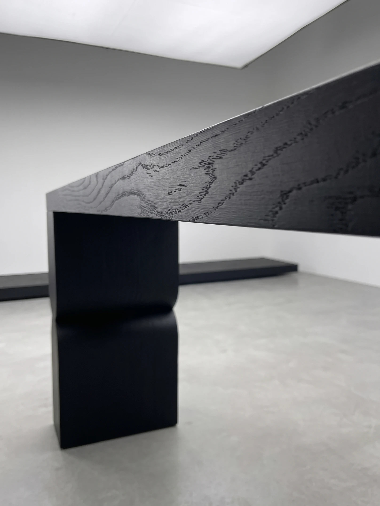 drewniana konsola - widoczna faktura drewna, czarne meble w litym drewnie na wymiar