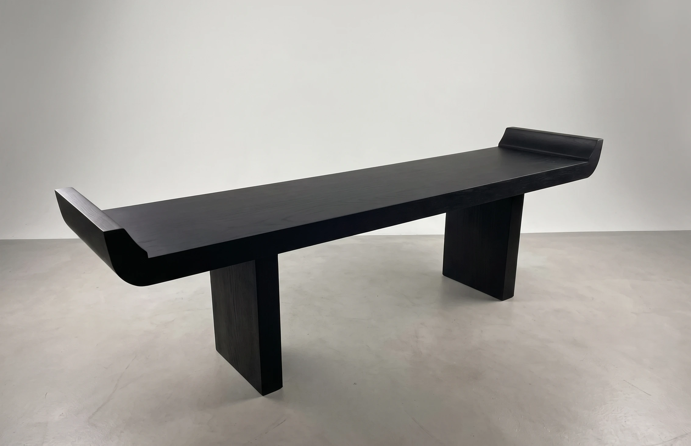 ława drewniana lite drewno z łukami dębowymi do postawienia w nogach łóżka - minimalizm art deco meble