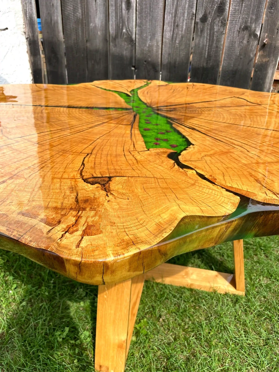 stół jadalniany z plastra dębowego z żywicą epoksydową mchem oraz kwiatami polnymi na drewnianych nogach