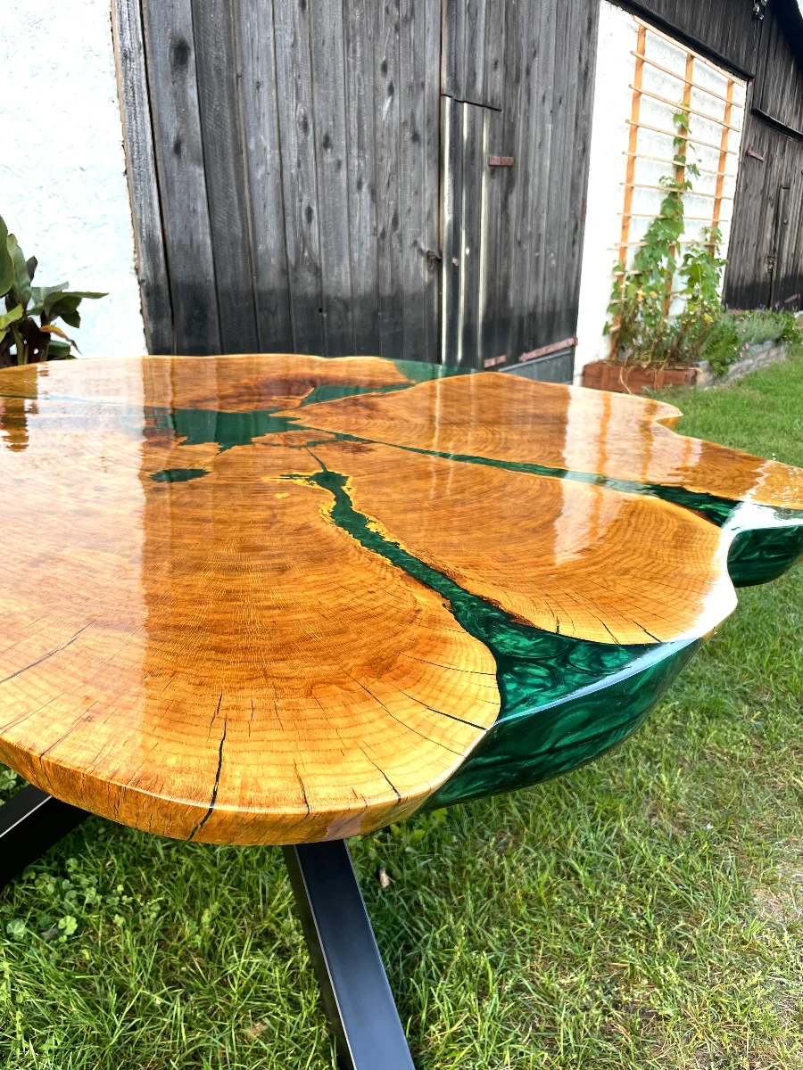 stół jadalniany z ogromnego plastra dębu ne metalowych nogach