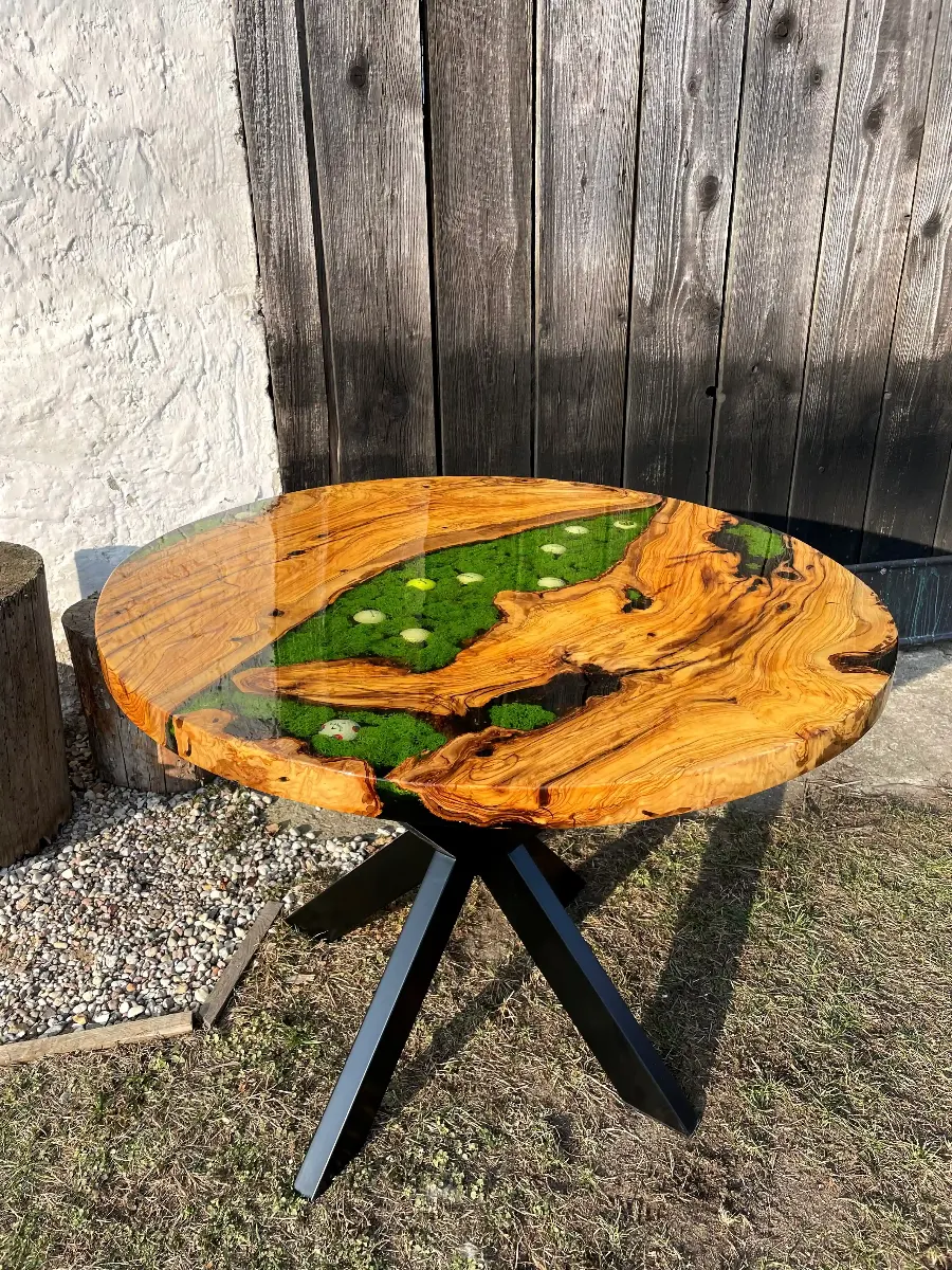 stół jadalniany z desek drewna oliwnego z mchem chrobotkiem i piłkami golfowymi na metalowych nogach