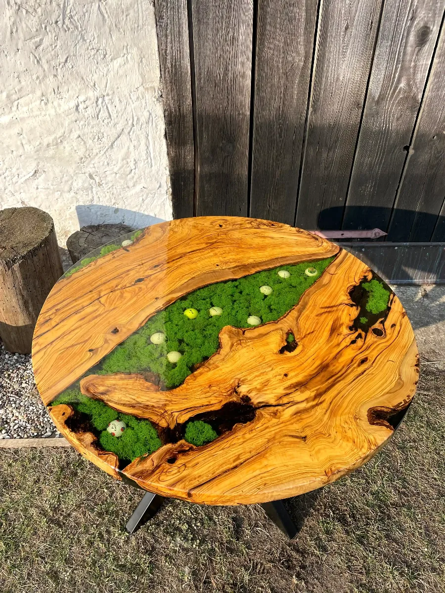 stół jadalniany z oliwki z zatopionym w żywicy mchem oraz piłeczkami golfowymi