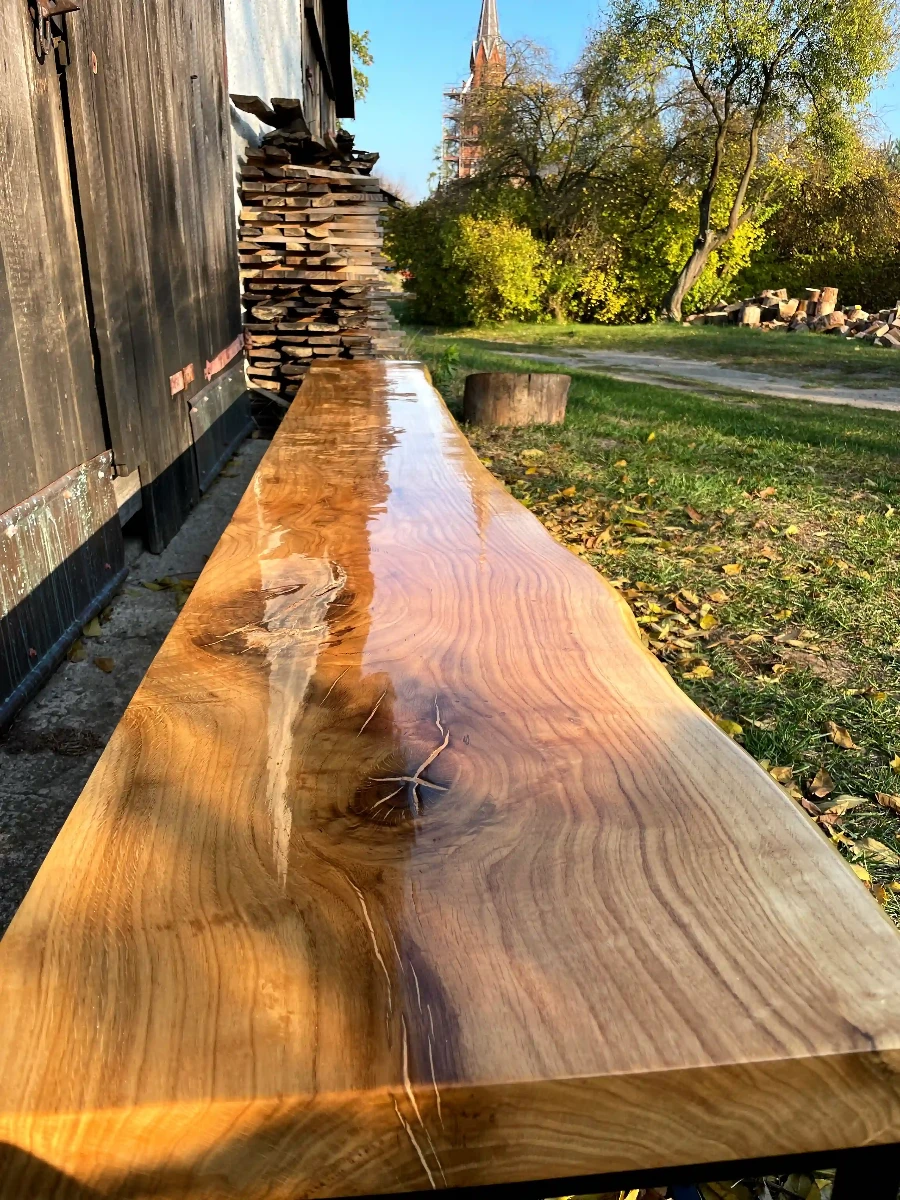 szafka RTV z deski dębowej zabezpieczona lakierem w połysku