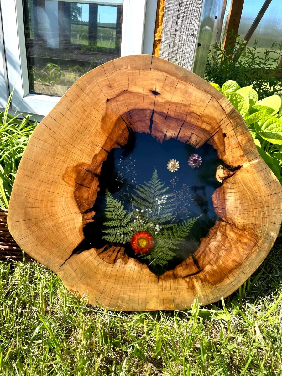 stolik kawowy z drewna kasztana z motywem roślinnym zatopionym w żywicy