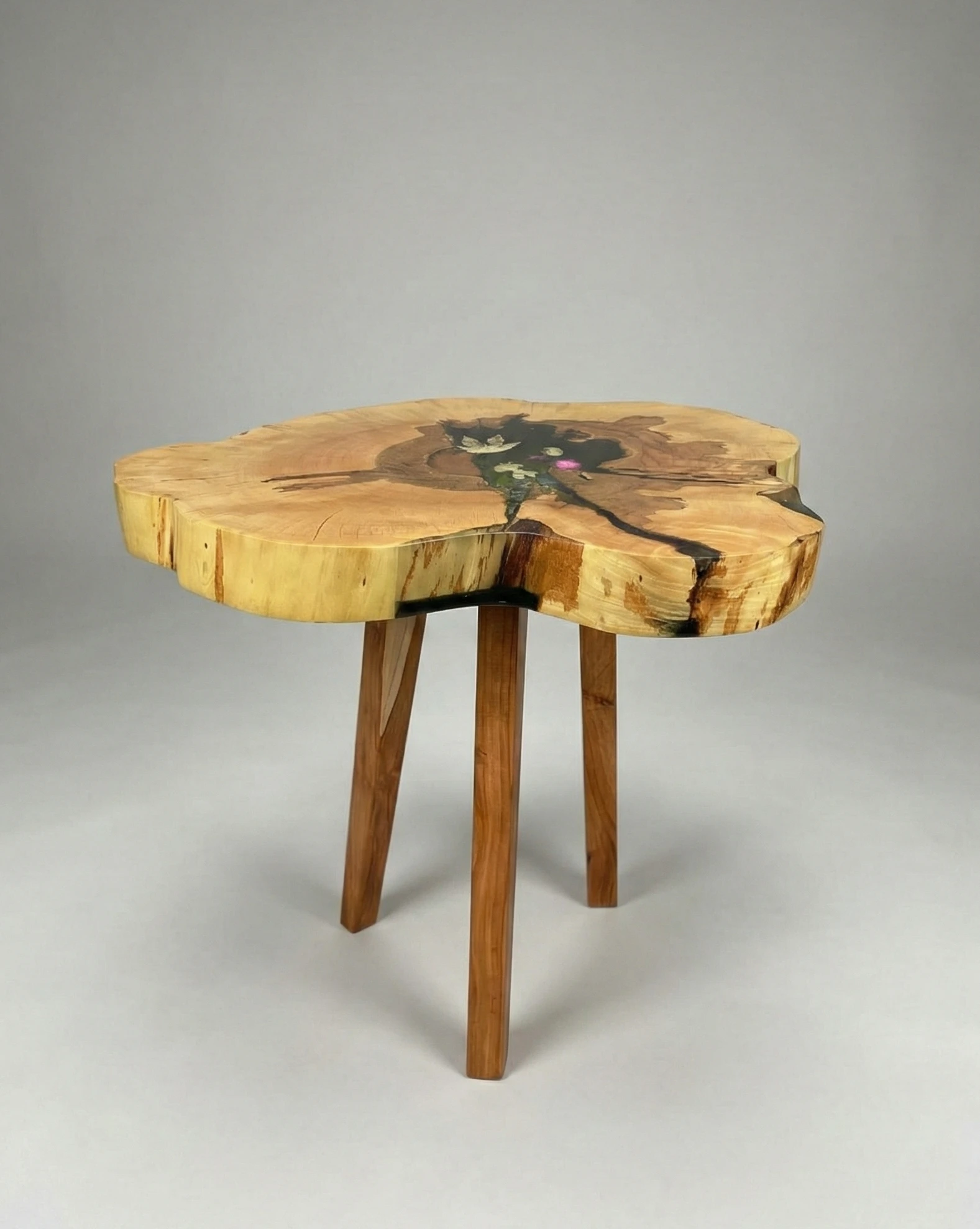 stolik kawowy wykonany z plastra jabłonki z motywem roślinnym zatopionym w żywicy epoksydowej