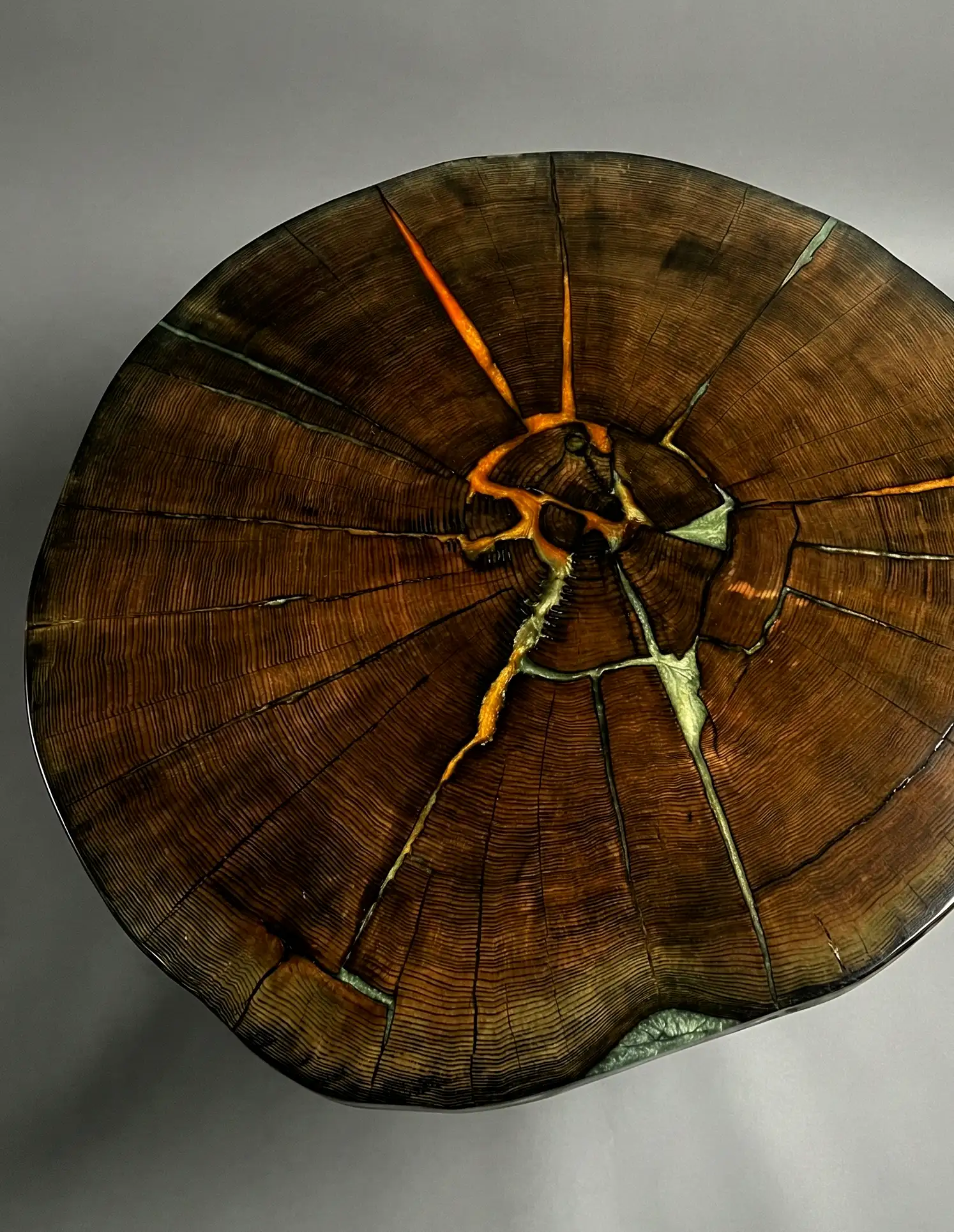 stół jadalniany z przypalonego plastra jesionu z perłową żywicą epoksydową