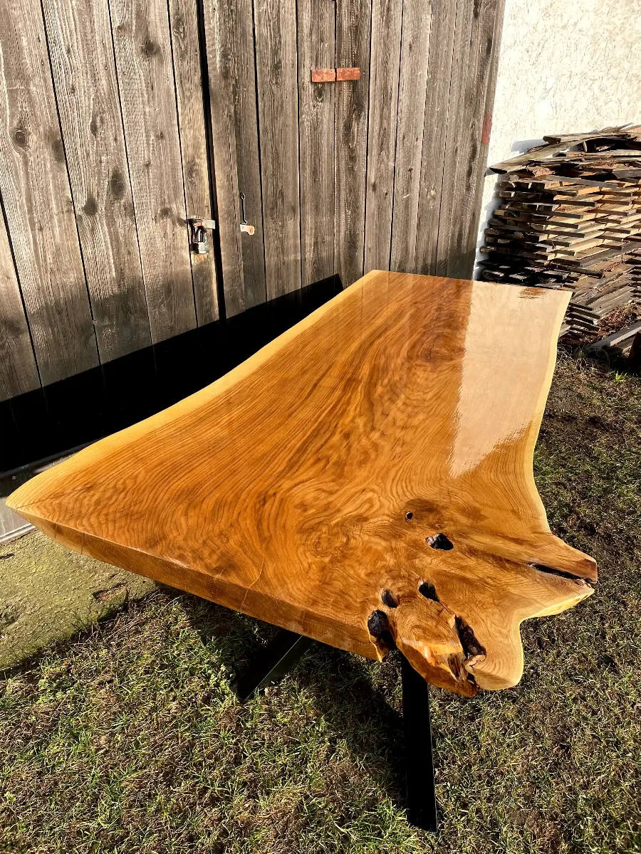 stół jadalniany z monolitu dębowego z naturalną fakturą drewna zabezpieczony lakierem w połysku