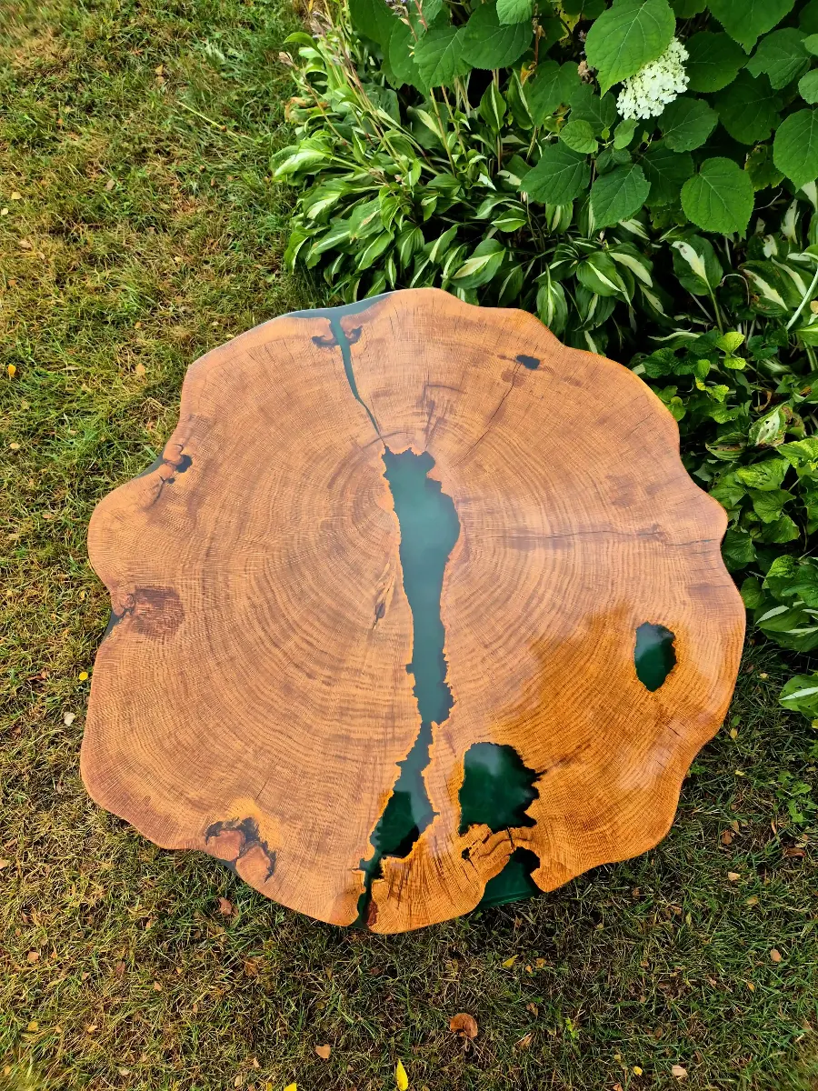 stolik kawowy z plastra dębu z zieloną żywicą epoksydową na metalowych nogach zabezpieczony lakierem w połysku