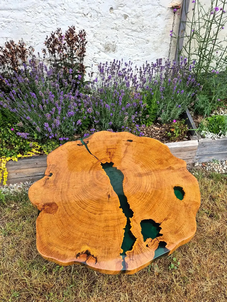 stolik kawowy z plastra dębu z zieloną żywicą epoksydową na metalowych nogach zabezpieczony lakierem