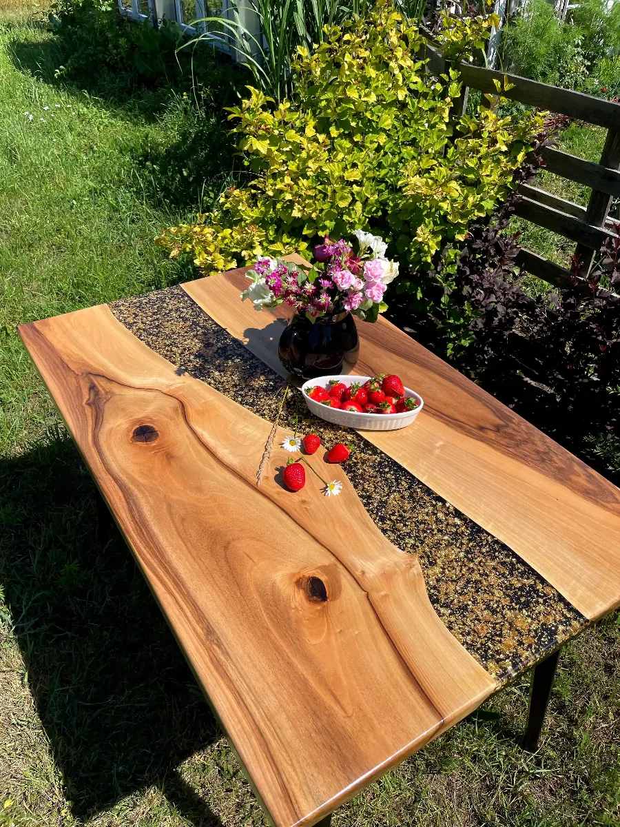 stół jadalniany z orzecha włoskiego w stylu river table z zatopionymi płatkami złota