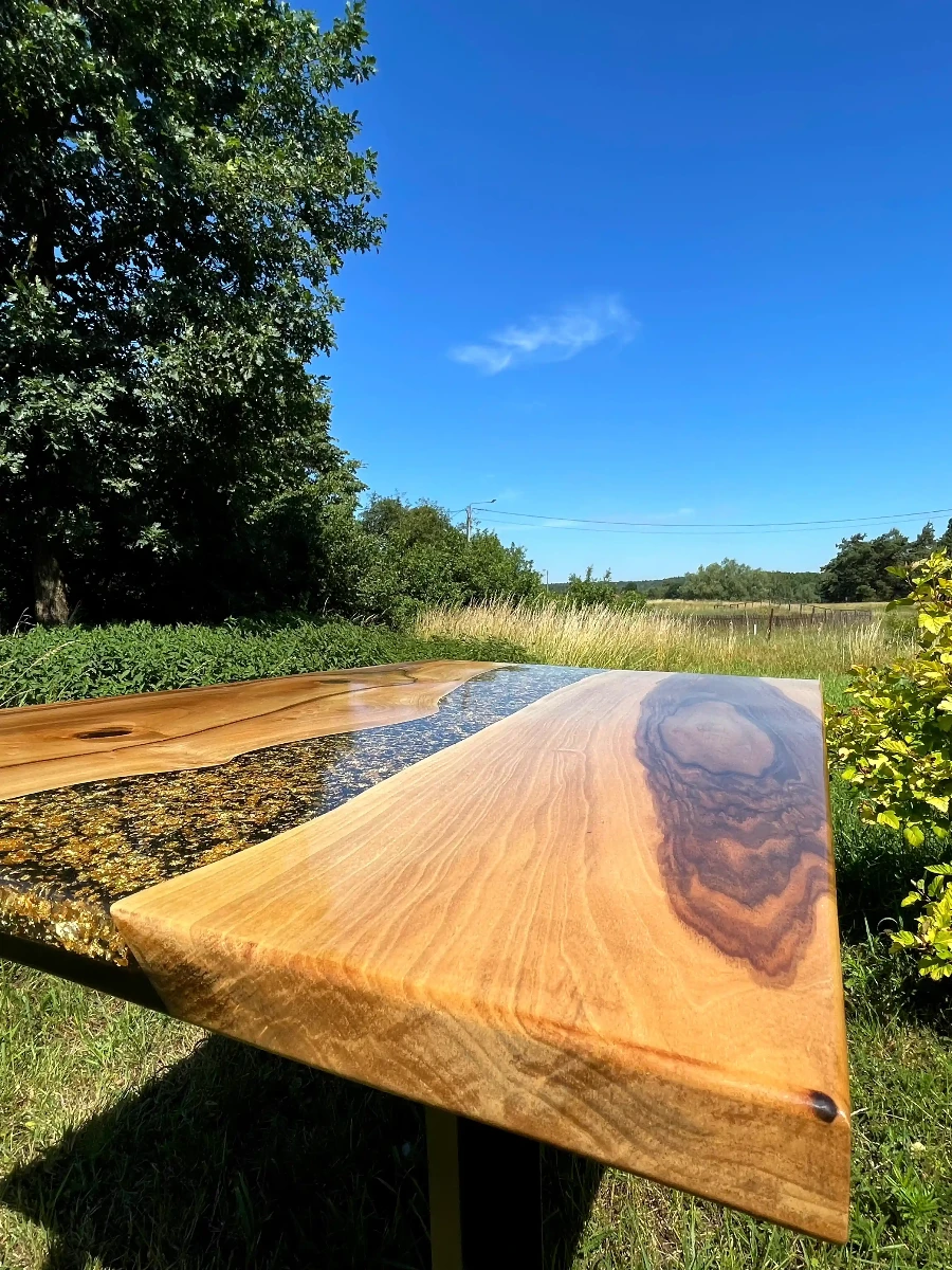 stół jadalniany z orzecha włoskiego w stylu river table z zatopionymi w żywicy płatkami złota