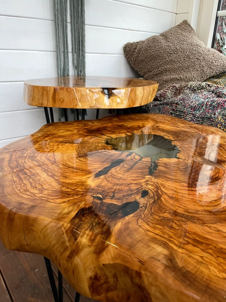 komplet stolików kawowych z drewna oliwnego z przeźroczystą żywicą