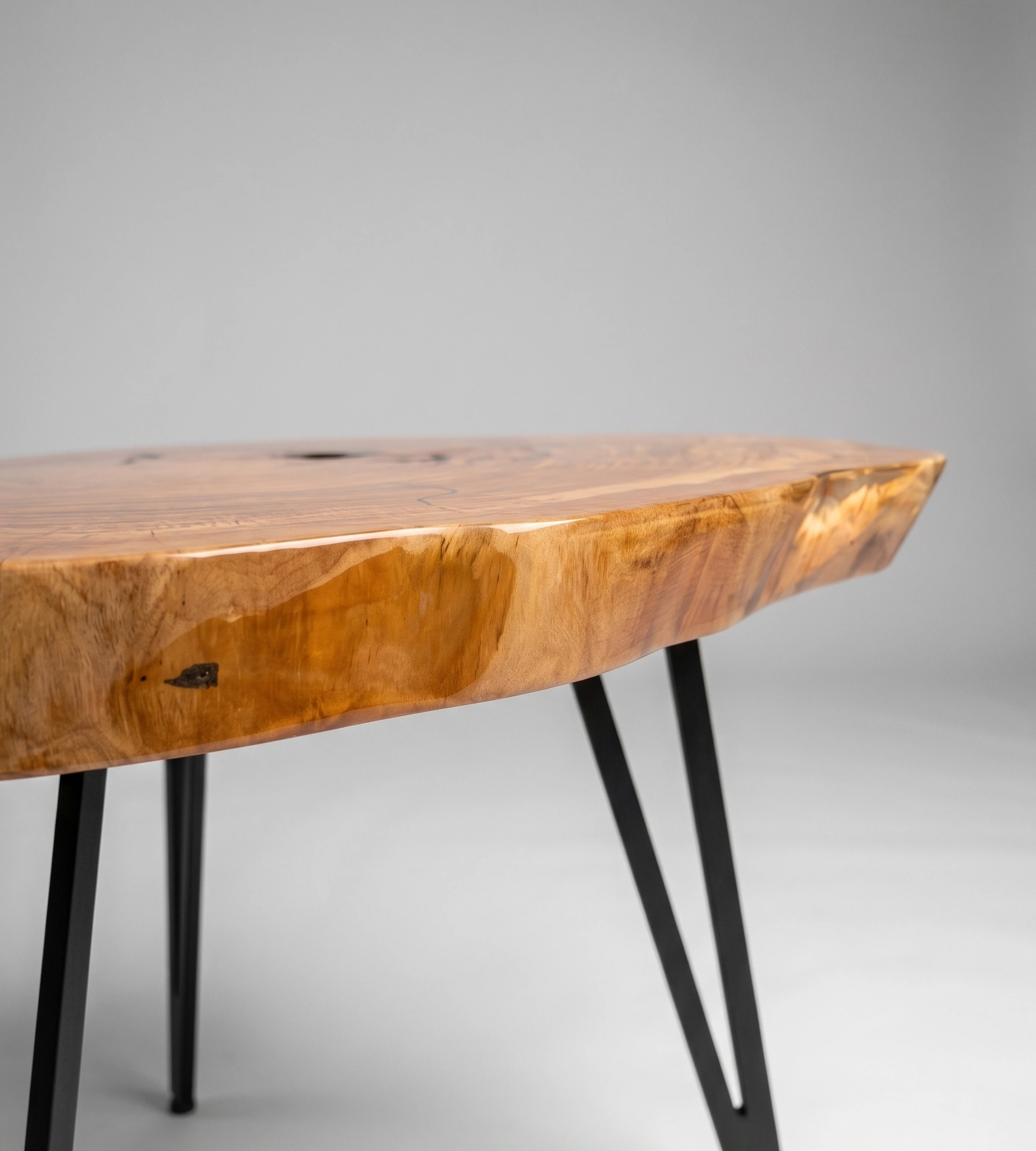 live edge naturalna krawędź i naturalny oflis - drewno oliwne w stoliku kawowym